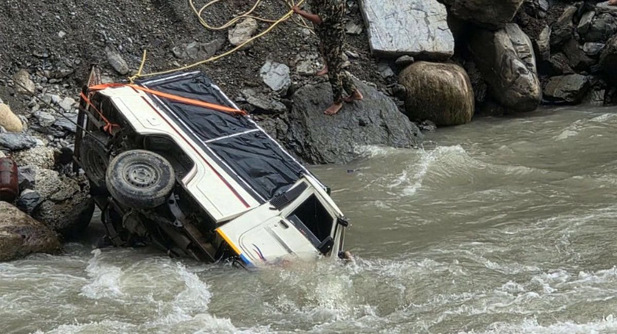 भोटेकोशी नदीमा बोलेरो खस्यो, दुईजना बेपत्ता